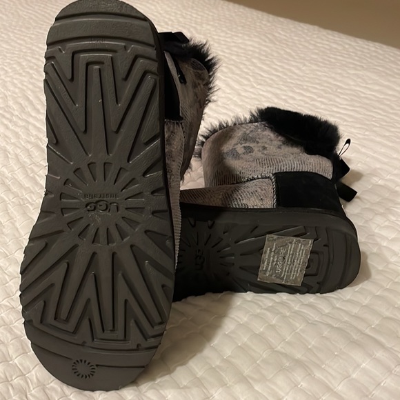 Ugg gray python short boot. Size 10 - Picture 5 of 11